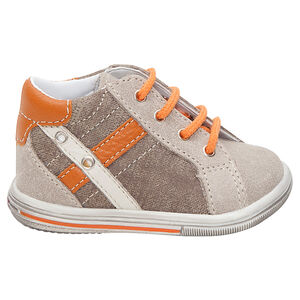 Δερμάτινα μποτάκια με κορδόνια και φάσες και κορδόνια σε χρώμα που κάνει αντίθεση 