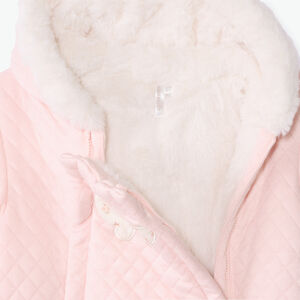 Ολόσωμη φόρμα pilote μονόχρωμη ροζ από jersey matelassé για bebe κορίτσι με διαφορετικά φινιρίσματα ανάλογα με την ηλικία 