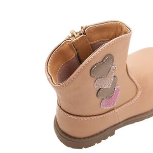 Χαμηλές μπότες από συνθετικό δέρμα με απλικέ καρδούλες, από 20 έως 23 