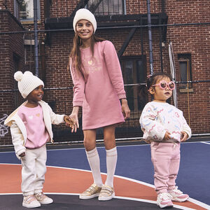 Πλεκτό σκουφάκι με ριγέ ύφανση και πομ πον για bebe κορίτσι 