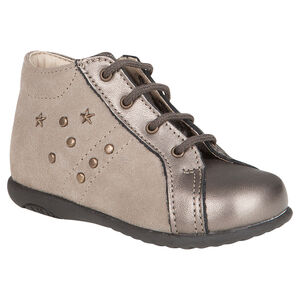 Bottillons en cuir coloris mordoré à lacets et rivets 