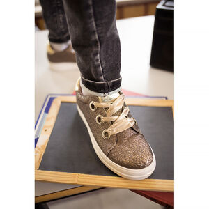 Χαμηλά αθλητικά με παγιέτες, σατέν κορδόνια και ψηλή σόλα 