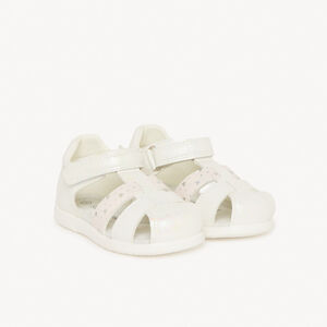 Σανδάλια από δέρμα με μικρό σχέδιο καρδιάς για κορίτσι μωρού. 