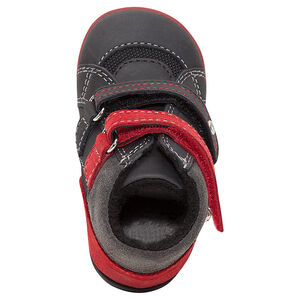 Δερμάτινα μποτάκια σε χρώμα που κάνει αντίθεση με άνοιγμα με αυτοκόλλητο velcro 