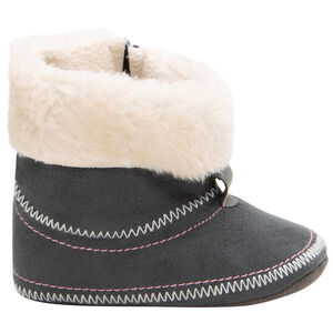 Μαλακά χαμηλά μποτάκια με εξώραφα που κάνουν αντίθεση και συνθετική γούνα στο πάνω μέρος 