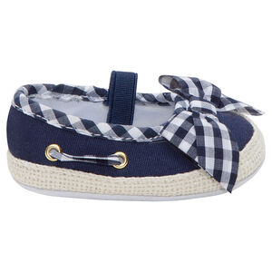 Παπούτσια που θυμίζουν εσπαντρίγιες, με καρό λεπτομέρειες και φιόγκο  