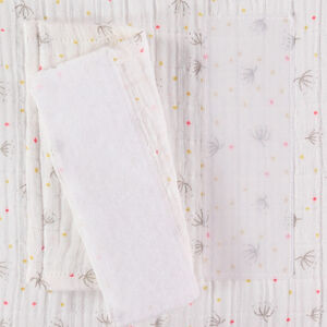 Διακοσμητικό μαξιλάρι από τετράγωνο ύφασμα, μετατρέψιμο σε προστατευτικό για κρεβάτι ή πάρκο 