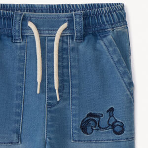 Τζιν cargo με εφέ denim και κέντημα scooter για μωρό αγόρι 