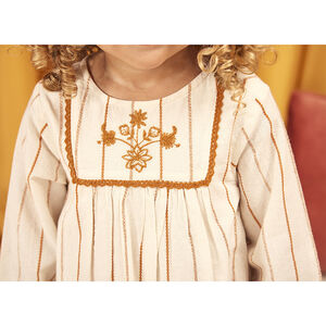 Φόρεμα μακρυμάνικο με κεντημένες ρίγες για bebe κορίτσι 