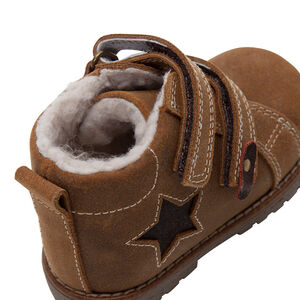 Δερμάτινα μποτάκια με αυτοκόλλητα και επένδυση sherpa 