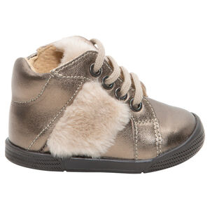 Μποτάκια με ιριδίζουσα δερμάτινη επιφάνεια και επενδύσεις από συνθετική γούνα 