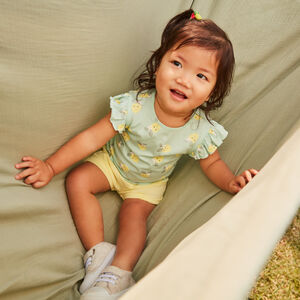 Σέτ από κοντομάνικα φανελάκια φαντασίας για κοριτσάκια. 