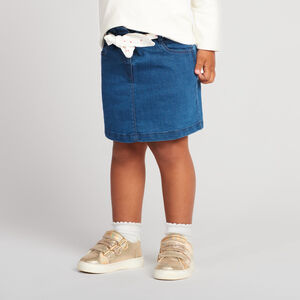 Φούστα κοντή με εφέ denim και υφασμάτινη ζώνη για δέσιμο για bebe κορίτσι  Main Φούστα κοντή με εφέ denim και υφασμάτινη ζώνη για δέσιμο για bebe κορίτσι