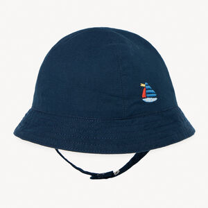 Καπέλο από λείο ύφασμα με κεντημένο καράβι για μωρό αγόρι 