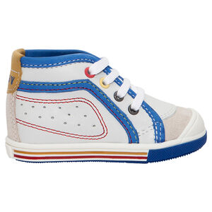 Δερμάτινα μποτάκια με φάσες που κάνουν αντίθεση. 