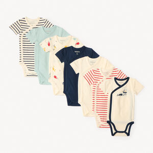 Σετ από 7 κοντομάνικα μπουζάκια με θαλάσσια σχέδια για μωρά αγόρια με διάφορες ανοιγόμενες λεπτομέρειες ανάλογα με την ηλικία. 