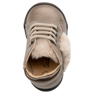 Μποτάκια με ιριδίζουσα δερμάτινη επιφάνεια και επενδύσεις από συνθετική γούνα 