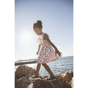 Robe manches courtes volantées imprimé cerises pour fille Main Robe manches courtes volantées imprimé cerises pour fille