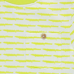 Κοντομάνικη ζέρσεϊ μπλούζα με φαντεζί ρίγες και τσέπη. 