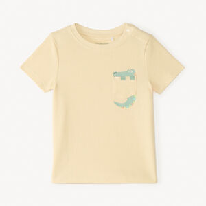 T-shirt με κοντά μανίκια από φανταχτερό πλεκτό με παιχνιδιάρικη τσέπη για μωρό αγόρι. 