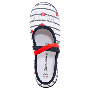 Παντοφλάκια ζέρσεϊ με ρίγες και καρδιές που κάνουν αντίθεση. 