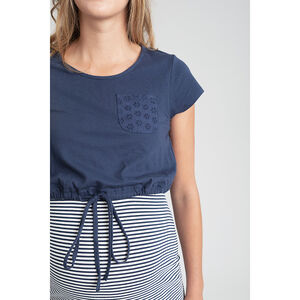 Ριγέ νυχτικό με τσέπη εγκυμοσύνης. 