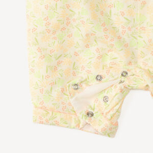 Κοντή φόρμα με φουσκωτά μανίκια και λουλουδάτο μοτίβο για κορίτσι μωρό 