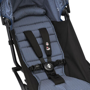Poussette Stokke® YOYO³ de la naissance à 3 ans - cadre blanc/bleu Air France  Main Poussette Stokke® YOYO³ de la naissance à 3 ans - cadre blanc/bleu Air France