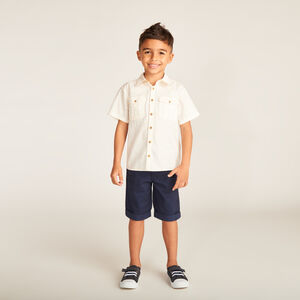 Το προϊόν είναι ένα κοντομάνικο πουκάμισο από λείο ύφασμα για αγόρια. 