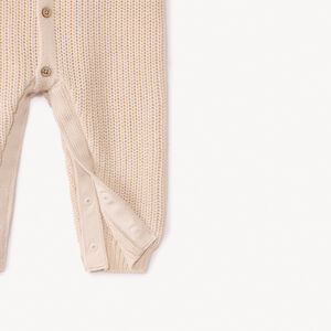 Ολόσωμη φόρμα και σκουφάκι από πλεκτό με ριγέ πέρλες σε μπεζ μονόχρωμο 