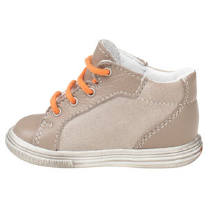 Δερμάτινα μποτάκια από δύο υλικά με λεπτομέρειες που κάνουν αντίθεση 