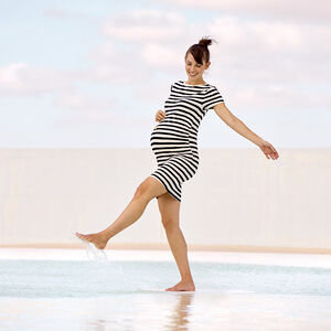 Φόρεμα εγκυμοσύνης κοντομάνικο εφαρμοστό ριγέ 