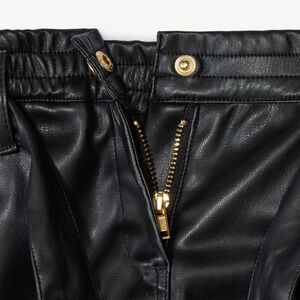 Μονόχρωμο σορτς συνθετικού δέρματος με ζώνη για κορίτσι 