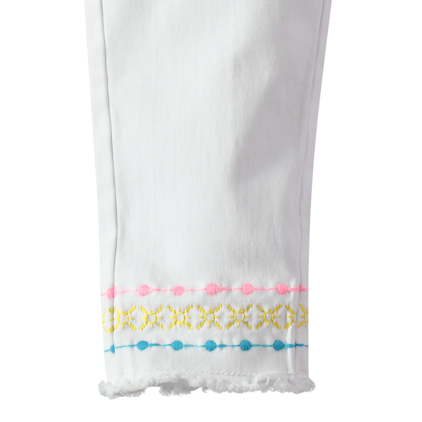 Μονόχρωμη βερμούδα από βαμβάκι και αφαιρούμενη ζώνη και πολύχρωμα κεντήματα 