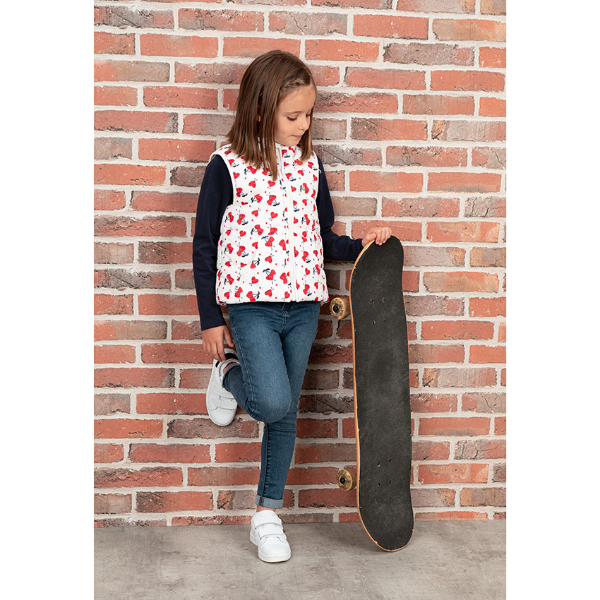 Αμάνικο καπιτονέ μπουφάν με μοτίβο σε όλη την επιφάνεια 