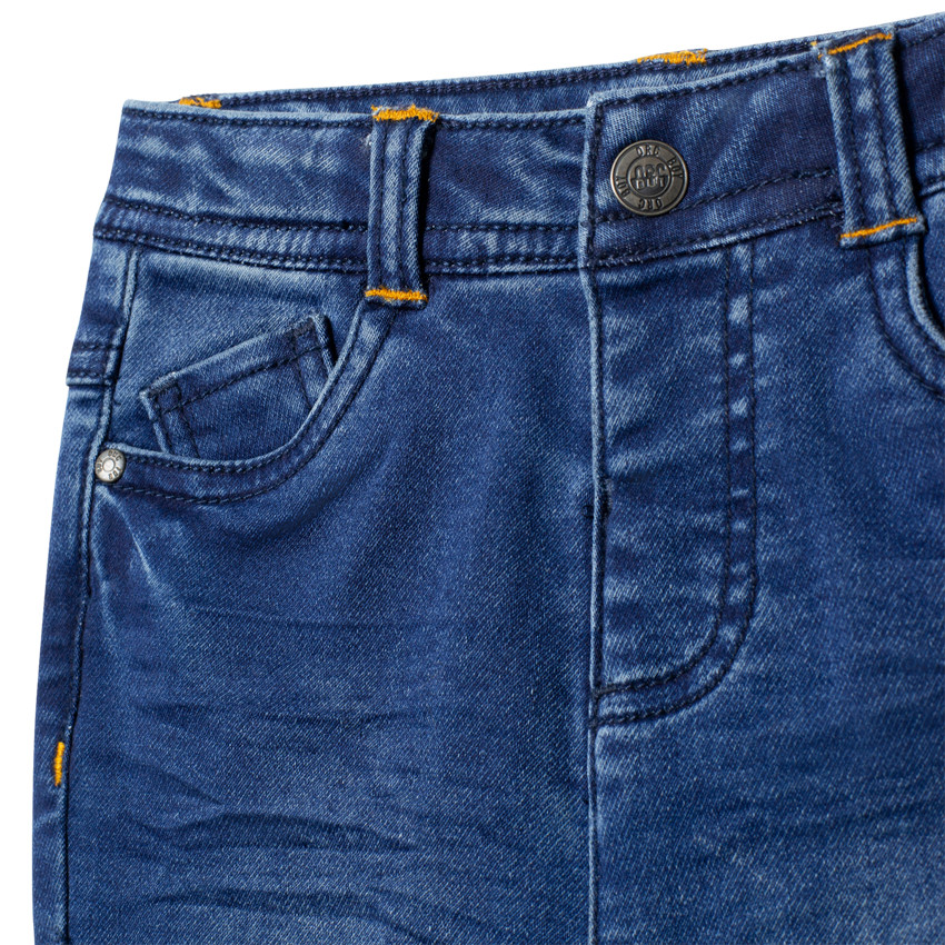 Jean effet used avec broderies contrastées 