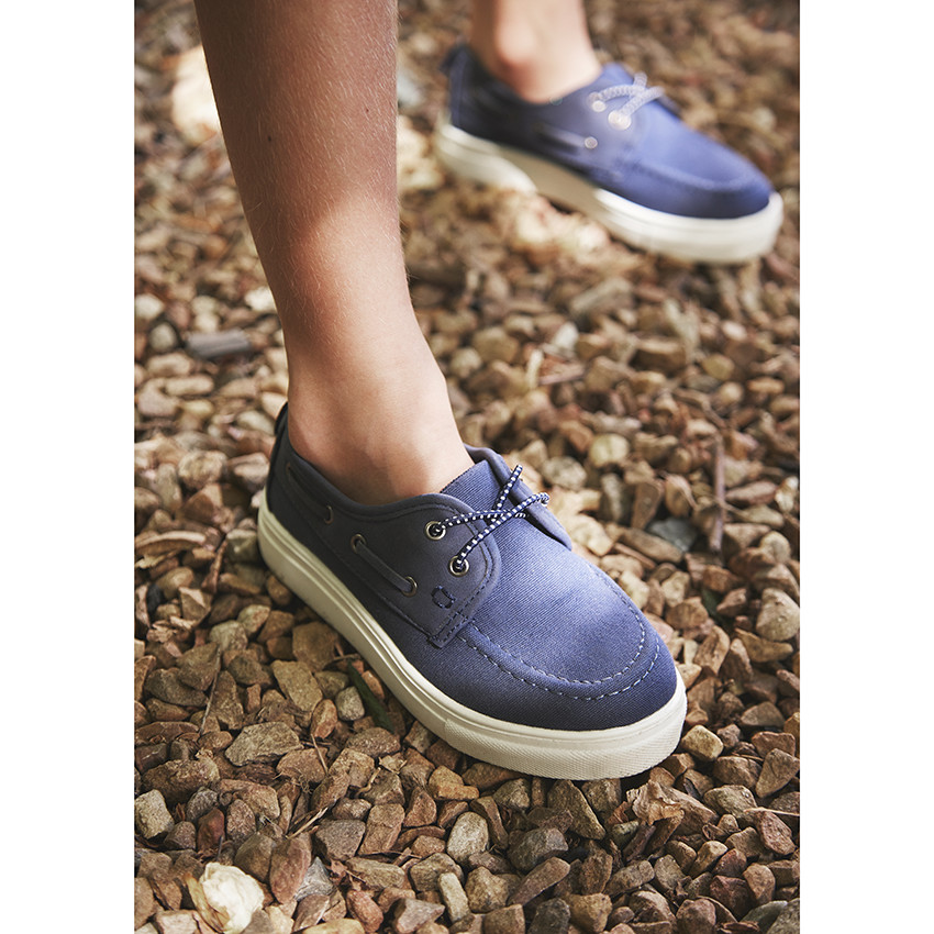 Χαμηλά αθλητικά παπούτσια από δύο υλικά με ελαστικά κορδόνια για αγόρι 