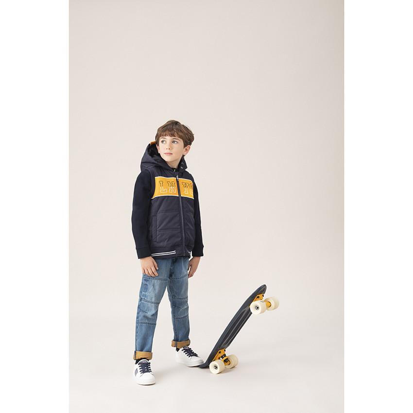 Ίσιο τζιν με used όψη, μόνιμες τσακίσεις και αφαιρούμενη ζώνη 