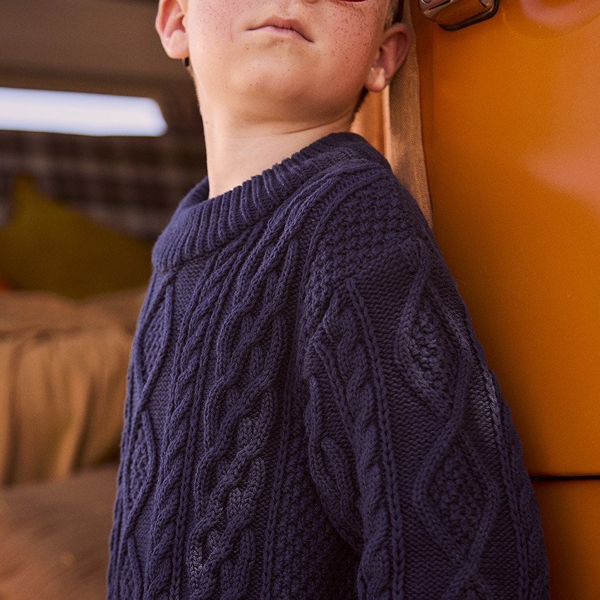 Πλεκτό πουλόβερ μονόχρωμο με εφέ πλεξούδας και πολύχρωμη ρίγα για αγόρι 