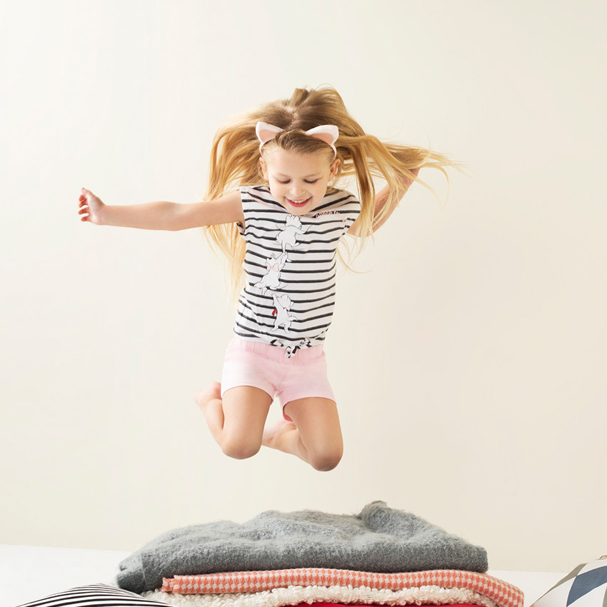 Ζέρσεϊ πυτζάμα με  ριγέ πάνω μέρος και τις Αριστόγατες της ©Disney τυπωμένες  