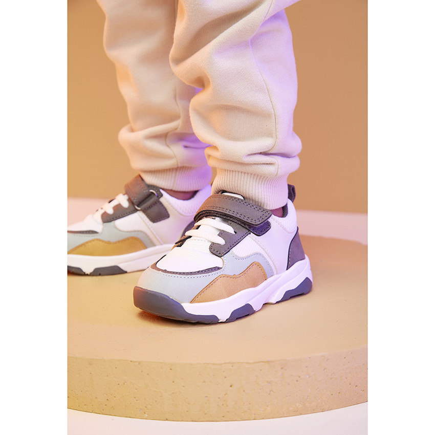 Αθλητικά παπούτσια με σε contrast κομμάτια για αγόρι 