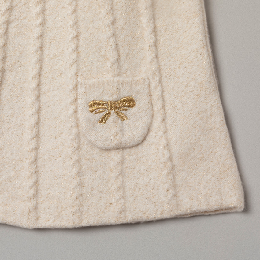 Κοντομάνικο πλεκτό φόρεμα με κεντημένη τσέπη φιόγκο 