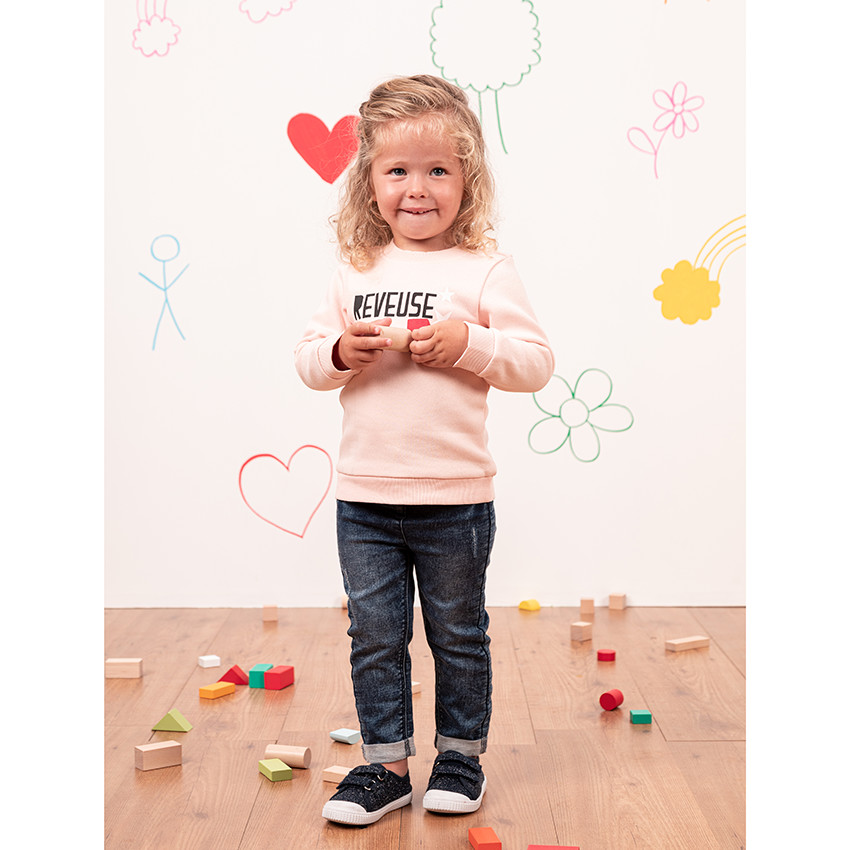 Τζιν με φθαρμένη και τσαλακωμένη όψη και τυπωμένες καρδούλες 