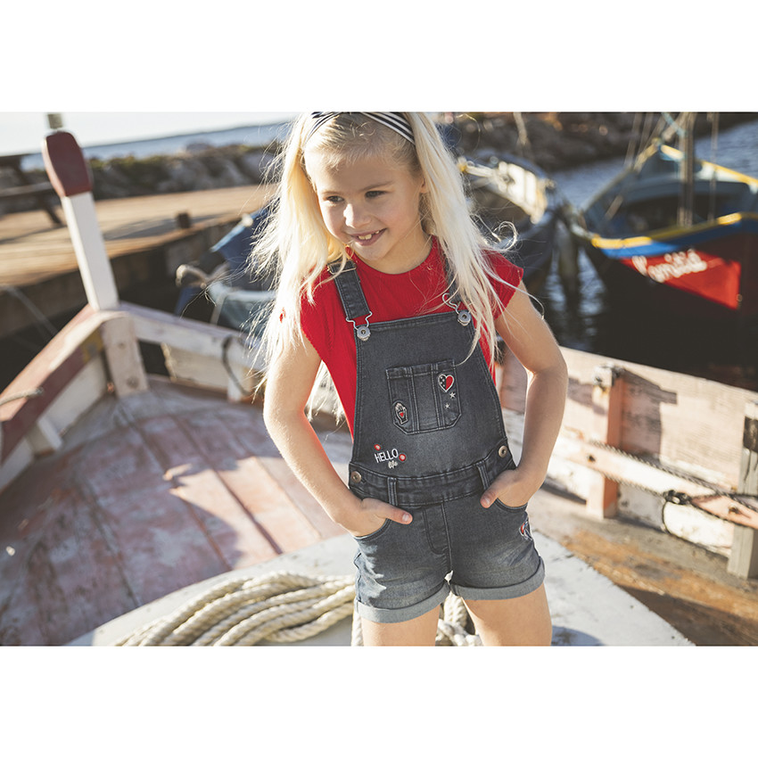 Σαλοπέτα κοντή jean με badges κεντημένες για κορίτσι 