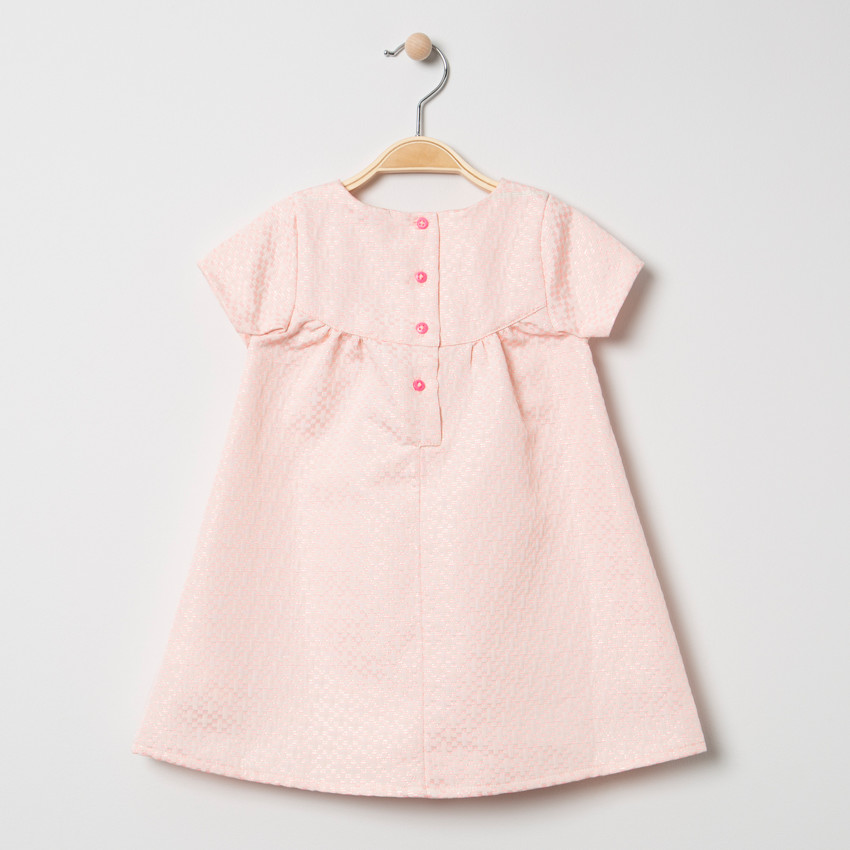 Κοντομάνικο ζακάρ φόρεμα με φιόγκο σε παρόμοια απόχρωση. 