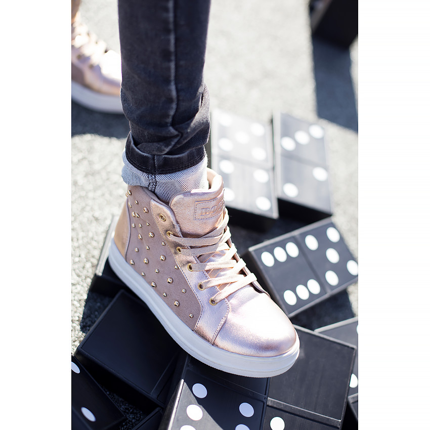 Αθλητικά μποτάκια από δύο υλικά με διακοσμητικά καρφάκια 