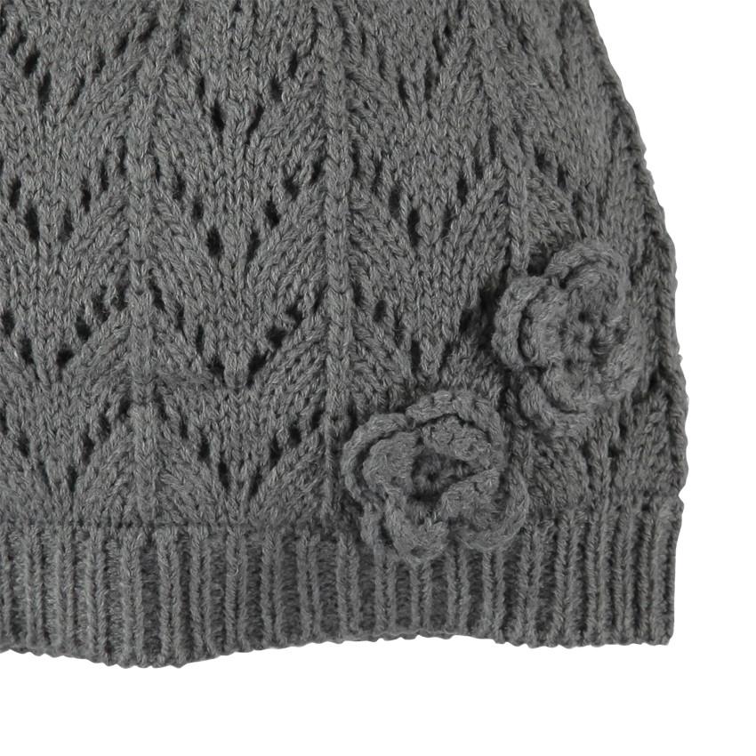 Ensemble bonnet et écharpe en tricot avec fleurs cousues devant 