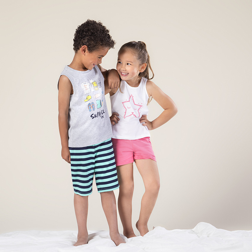 Σέτ με αμάνικο μπλουζάκι καλοκαιρινής διάθεσης και ριγέ βερμούδα 