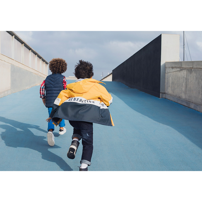 Τζιν σε γραμμή slim με used όψη, μόνιμες τσακίσεις και ανάγλυφα γράμματα 