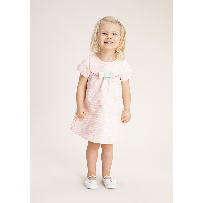 Κοντομάνικο ζακάρ φόρεμα με φιόγκο σε παρόμοια απόχρωση. 